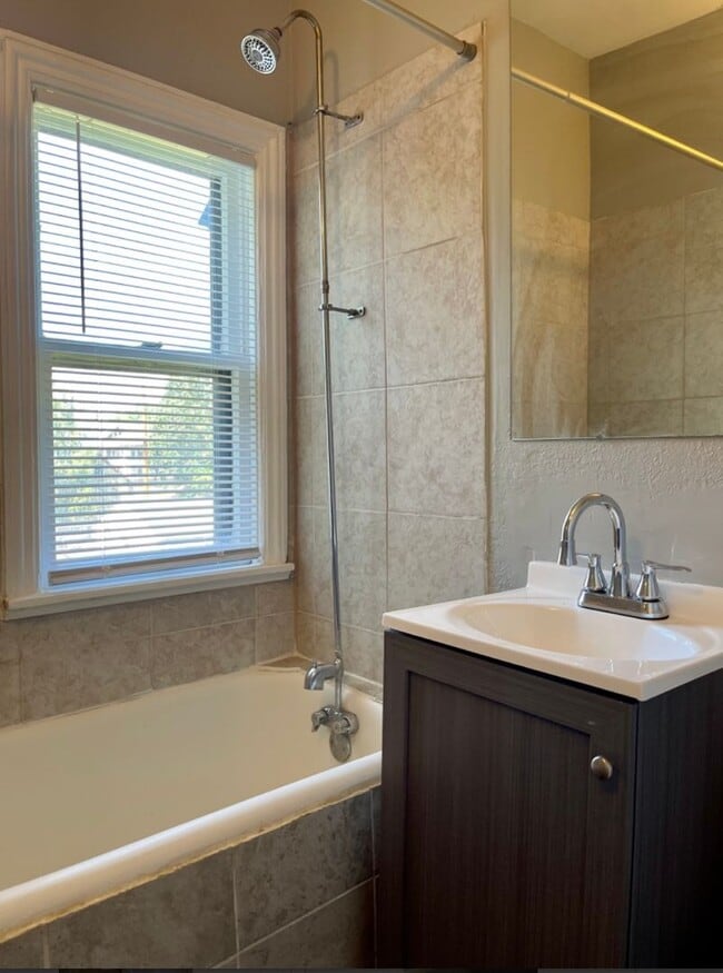 Photo - Amazing 5 Bedroom 2Bathroom Duplex in St Paul!!!