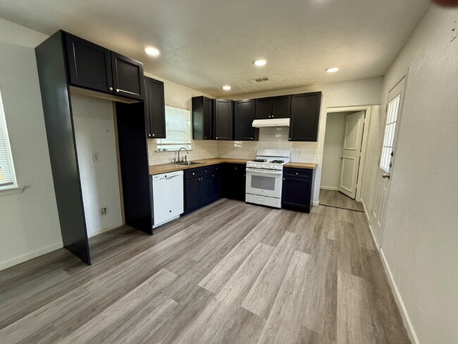 Photo - "Charming 3-Bed Oasis with 2 Full Baths in Garland – 1160 Sq Ft of Comfort at 1617 Meadowbrook!"