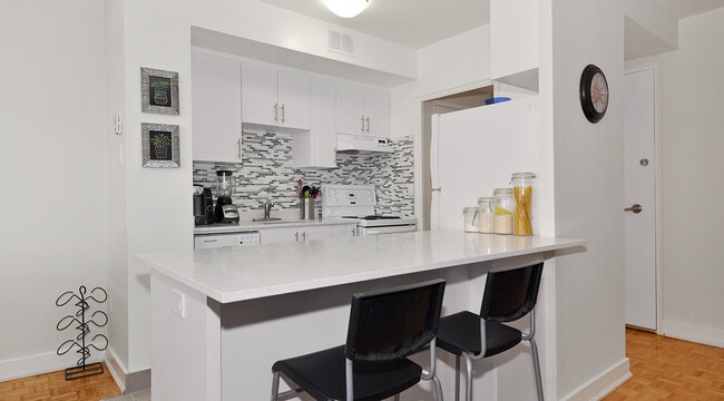 Building Photo - Davisville Tower Unit 00900