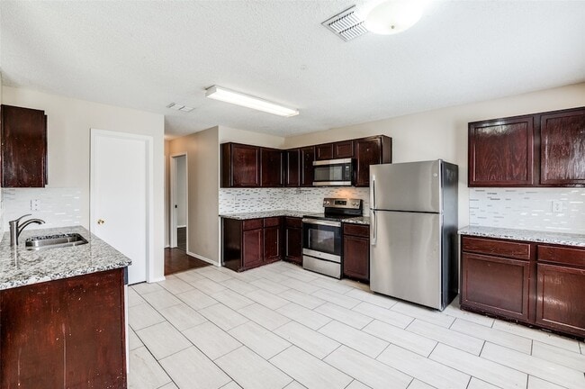 Building Photo - 2232 White Pine Dr