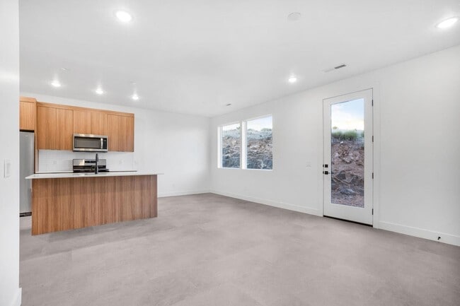 Photo - HURRICANE TOWNHOME!! Pet Friendly!