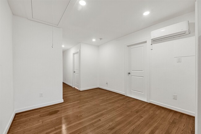 Building Photo - 6620 Lawndale St Unit 3