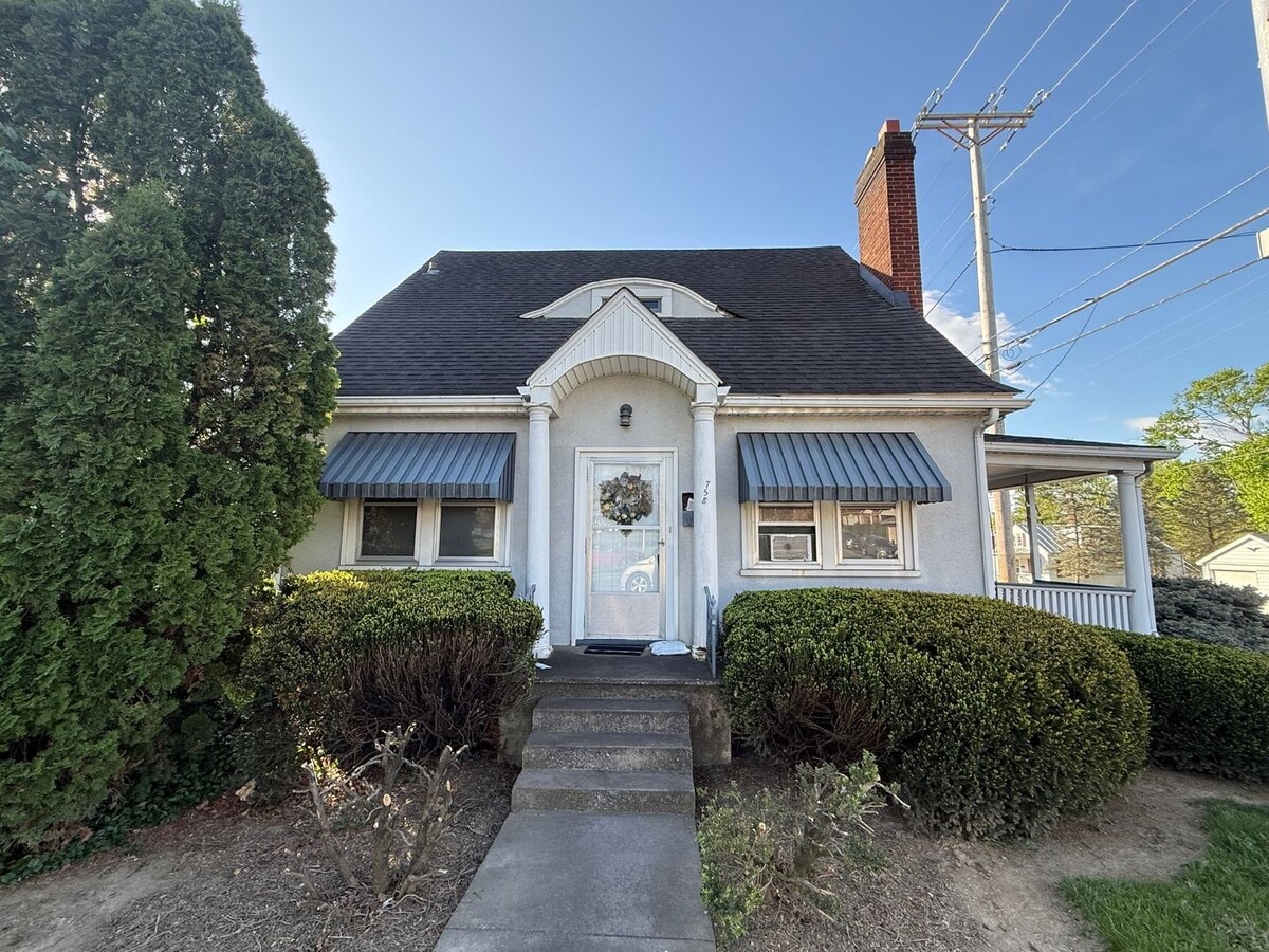 Well maintained 3 bedroom, 1 bath home coming available in June! - Well maintained 3 bedroom, 1 bath home coming available in June!