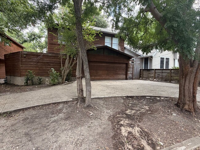Photo - 802 Leonard St