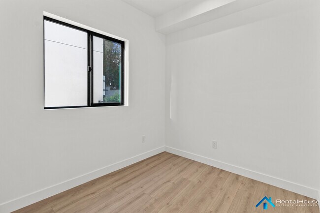 Photo - 2821-2822 Avenel St