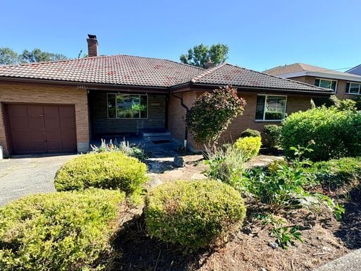 Building Photo - 5 Bed/1.5 Bath Beacon Hill Home with Gorgeous Views!
