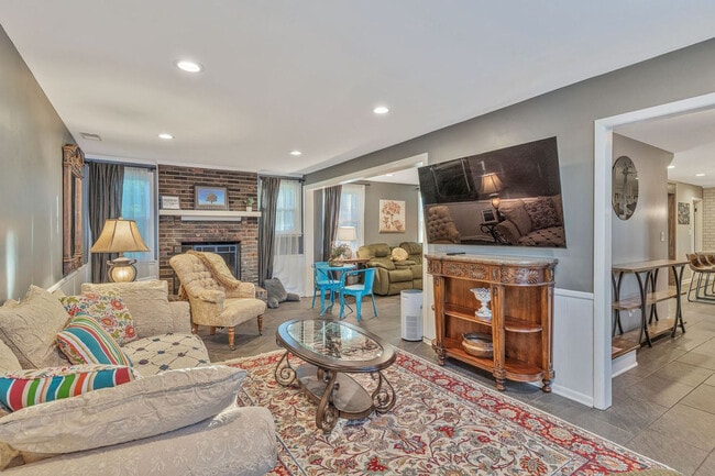 Building Photo - 808 Roseview Dr Rental
