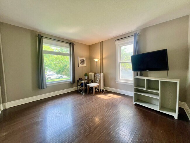 Photo - Spacious 2-Bed, 1-Bath Apartment Near Downtown! Unit A824-01
