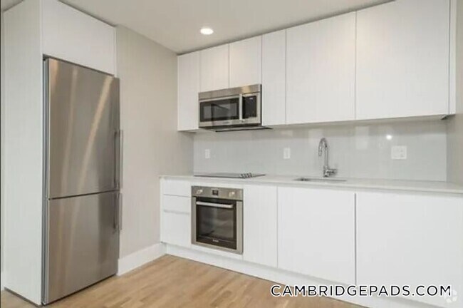 Building Photo - 1000 Memorial Dr Rental