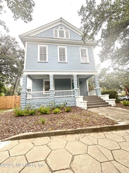 Building Photo - 304 E 5th St Rental