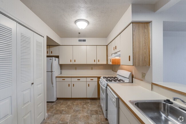 2BR, 2BA - 995-1856 SF - Autumn Lakes Apartments and Townhomes