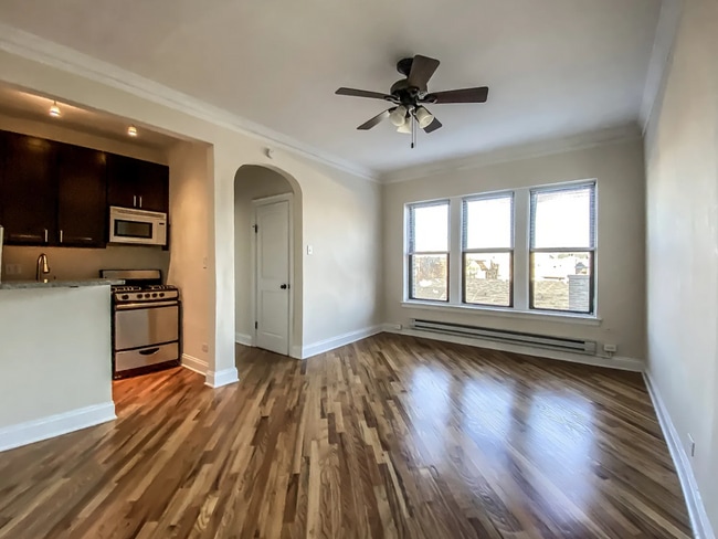 Building Photo - 4610 N Paulina St Unit 202