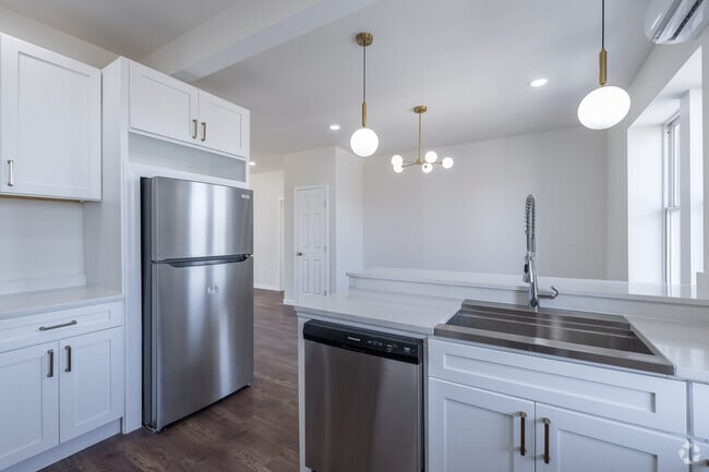 2 habitaciones, 1 baño - 960 pies cuadrados - Cocina - Newly Renovated - Parking, Utilities Included