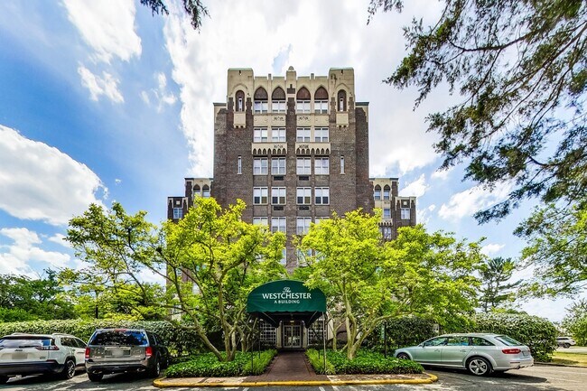 Building Photo - Elegant 2 Bedroom/ 2 Bath Unit in Westchester Cooperative!