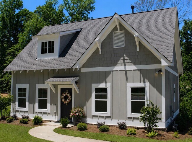 Building Photo - 3 Bedroom Home with Fenced in Backyard!