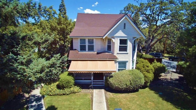 Photo - 689 Siskiyou Blvd