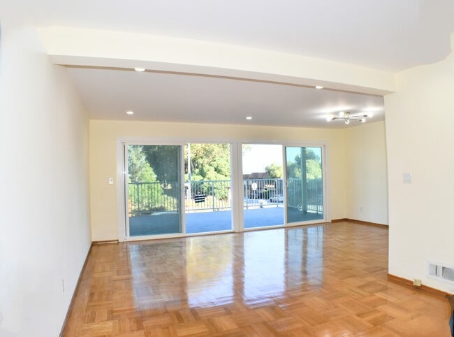 Building Photo - 286 Roosevelt Way Unit Roosevelt