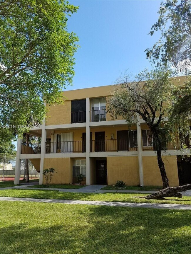 Building Photo - 9250 Fontainebleau Blvd Unit 202