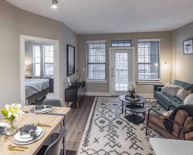 Building Photo - 810 E 9th St Unit ID272.1