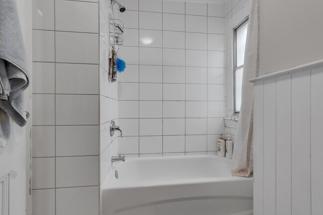 Building Photo - 75 Rideau St Unit 2