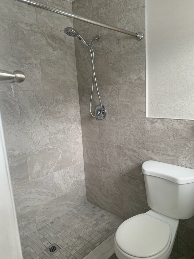 New Shower w/Tile - 4828 Haines Cir (Orlando, FL)