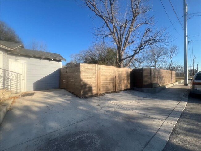 Photo - 241 W Benbo St