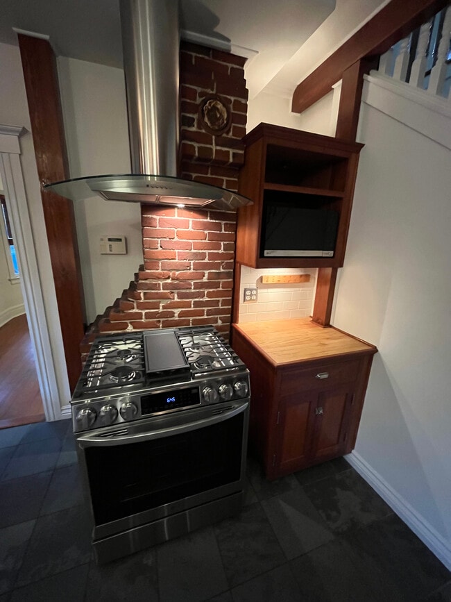 Kitchen - 133 E Avenue 42