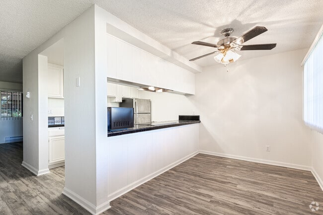 2BR, 1BA - 1003SF - Ashland Garden Apartments