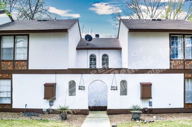 Building Photo - Two-Level Townhome in DeSoto Courts