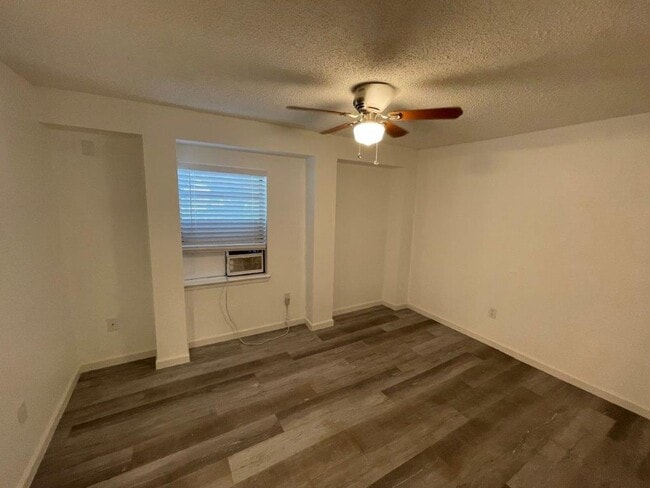 Building Photo - 1 bed downstairs unit with courtyard, laundry access,brand new appliances, paint and flooring, in...