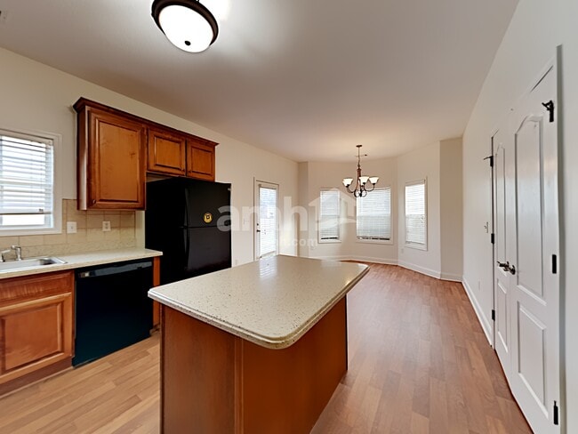 Photo - 901 Vandiver Ct