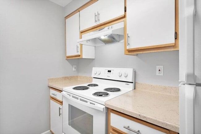 Photo - Spacious 2 Bed, 1.5 Bath. townhome with Washer and Dryer!