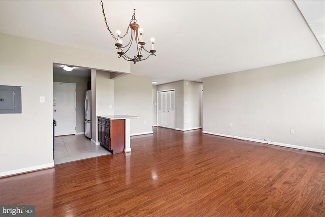 Photo - 10401 Grosvenor Pl