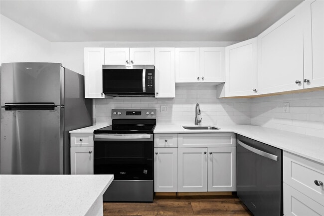 Building Photo - 1100 Crystal Lake Dr Unit 209