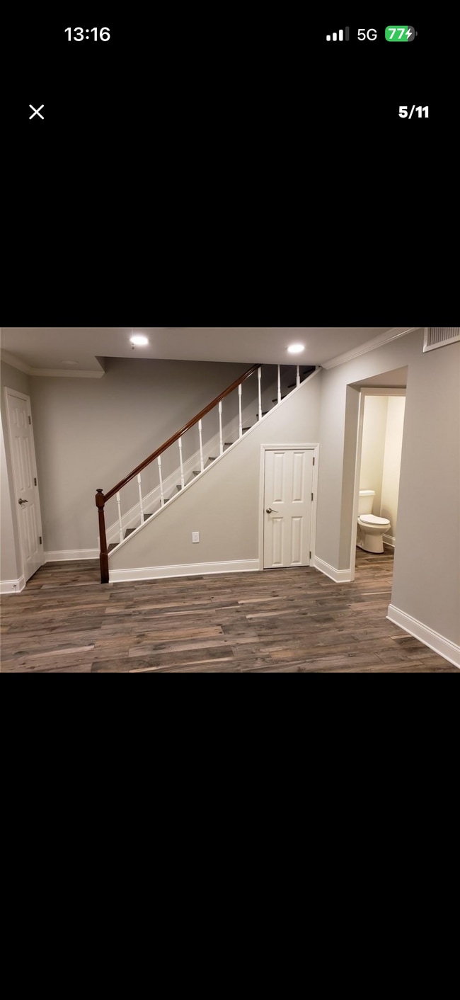 Sala de estar con almacenamiento debajo de las escaleras. - 218 Terry Pky Unidad B