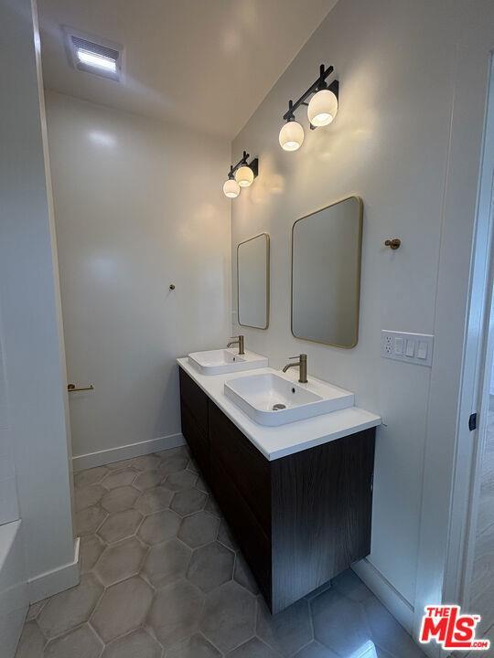 Photo - 16128 Devonshire St