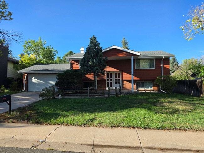 Photo - "Charming 3-Bed Retreat with Finished Basement & Cozy Fireplace in Aurora!"