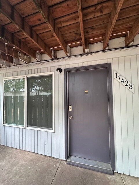 Charming 2-Bed Oasis with Modern Comforts on Powell Blvd.