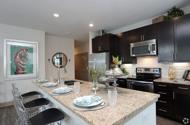Building Photo - 2-Bed Luxury + 1 Month Free Special! Unit HMP2 Rental