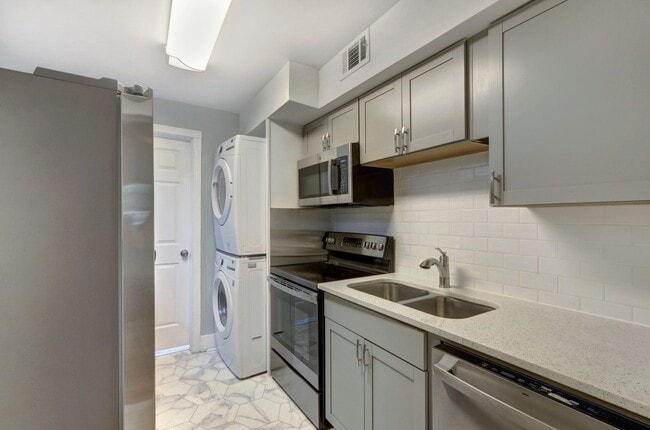 Building Photo - Large Brand New - One Bedroom (2 blocks from Historic Distr.) Unit 1213 Atlantic Ave
