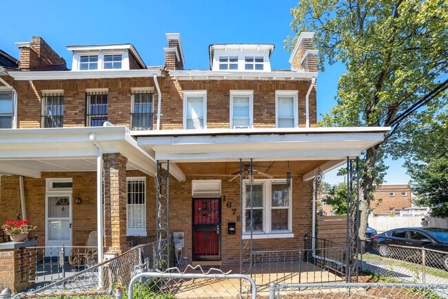 Building Photo - Available Now! // 3bedroom 2.5 bathroom C... Rental
