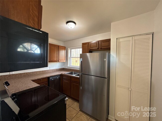 Photo - 1928 Russell Ave