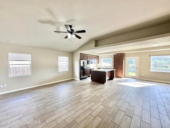 Photo - 449 Alison St