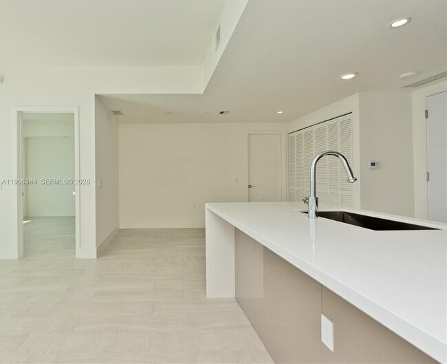 Photo - 2000 Metropica Wy Unit 2206