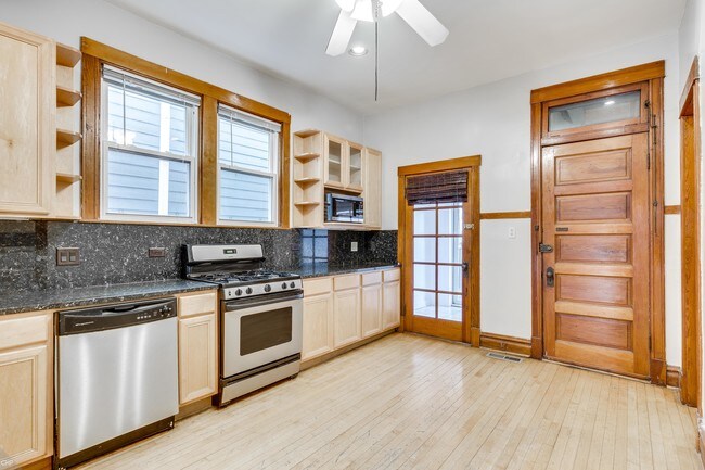 Eat-in kitchen - 3220 N Leavitt St Unit 1