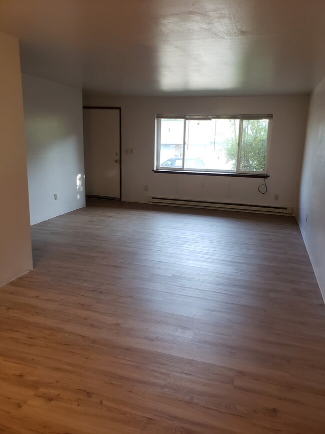 Building Photo - 420 SW Henry St Unit -