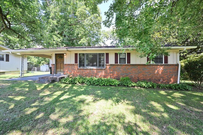 Beautiful home on the desirable east side of the City of Cullman - 610 Avenue C SE House