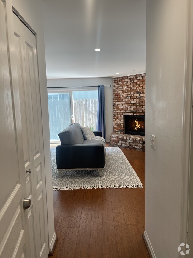 Building Photo - 112 San Clemente Ave Unit lower apartment