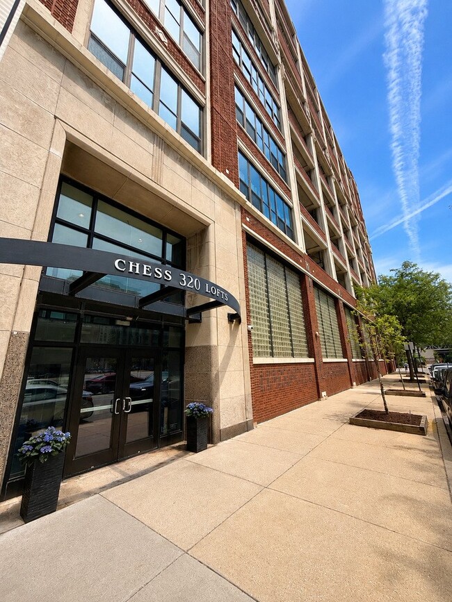 Building Photo - 320 E 21st St Unit 716
