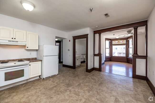 2BR, 1BA - 700SF - Kitchen